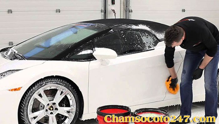 Khách hàng kiểm tra sau khi rửa xe ô tô Bình Thạnh hoàn tất