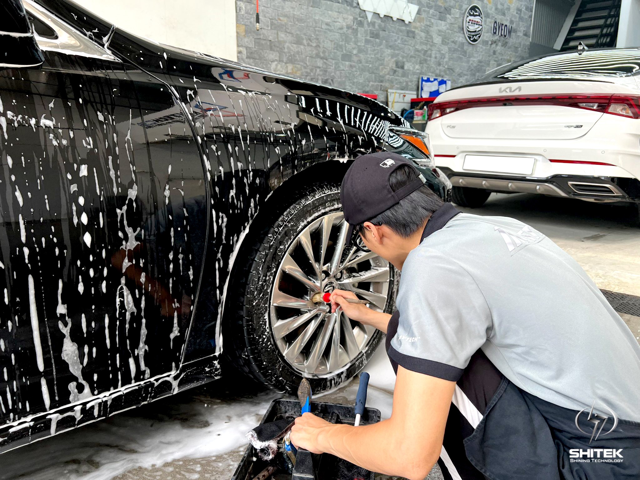 Quy trình rửa xe ô tô chuẩn Detailing tại Shitek Cầu Giấy