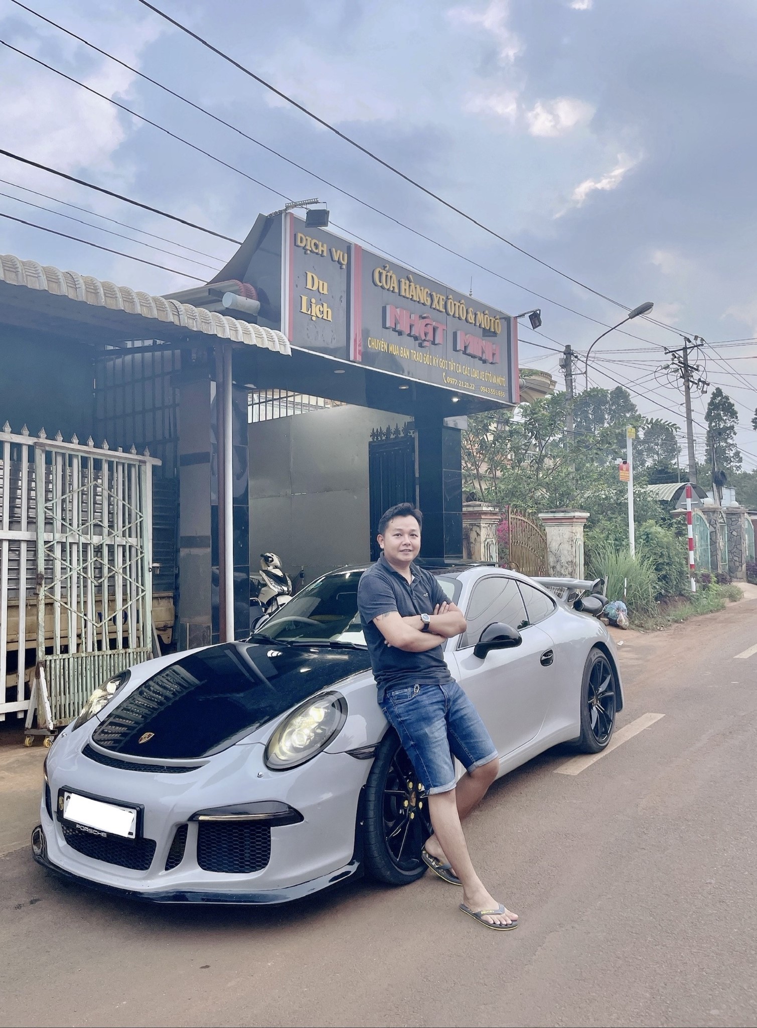 Xe ô tô tại cửa hàng của CEO Nguyễn Minh Trọng
