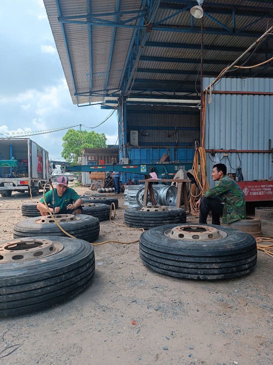 Vá vỏ xe ô tô gần nhất: Tài xế đang tự kiểm tra lốp xe ô tô bị xì hơi