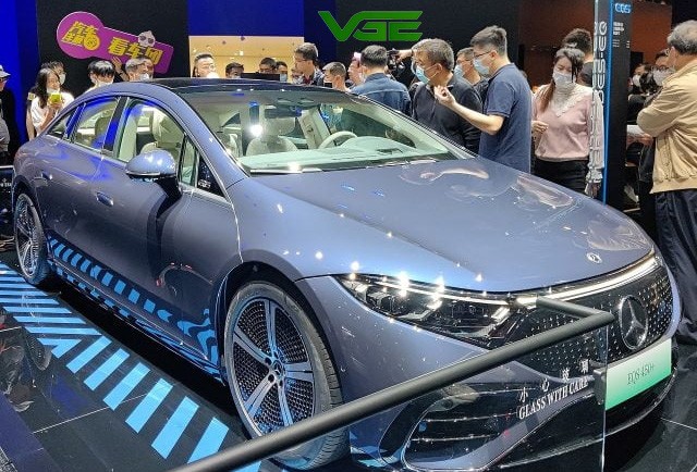 Xe ô tô điện Mercedes-Benz thuộc dòng EQ đang được sạc pin tại trạm sạc