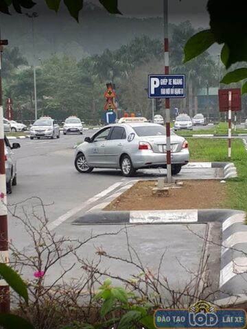 Học viên thực hành bài ghép ngang tại sân tập lái xe ô tô Nhật Tân