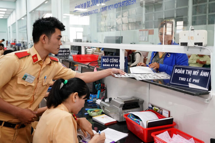 Thanh toán lệ phí trước bạ khi sử dụng dịch vụ sang tên xe ô tô tại TPHCM