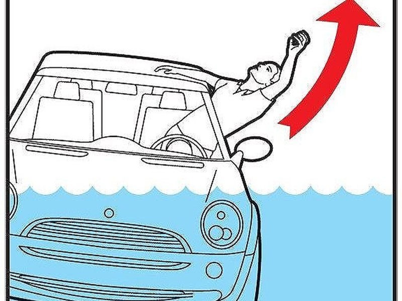 Sau khi đã tìm được đường ra ngoài cần thoát ra ngoài xa nhanh nhất có thể theo kỹ năng thoát hiểm trên xe ô tô