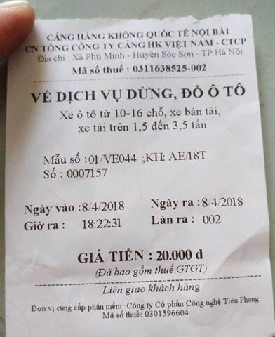 Bãi container tại cảng, thể hiện lưu lượng xe và các yếu tố ảnh hưởng đến phí xe ô tô ra vào