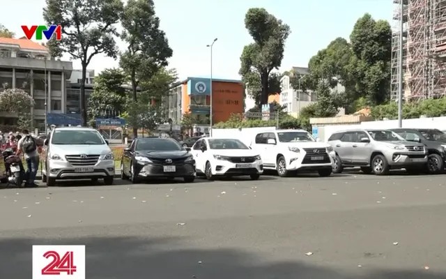 Tầm quan trọng của việc giữ phanh chân khi đỗ xe ô tô lên vỉa hè