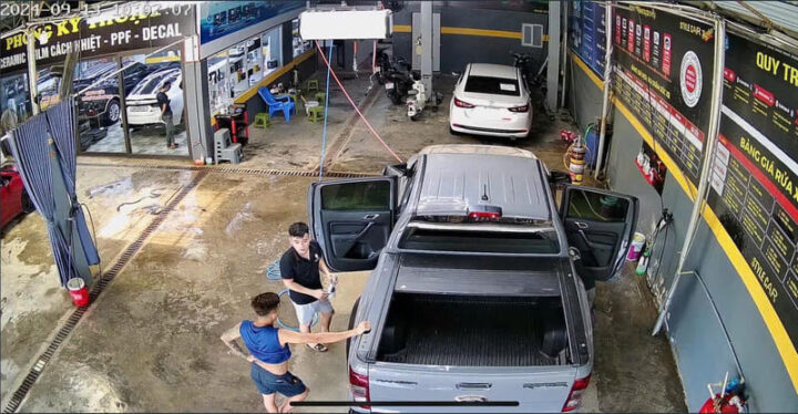 Bên trong tiệm rửa xe ô tô với hệ thống đèn chiếu sáng và thoát nước tối ưu