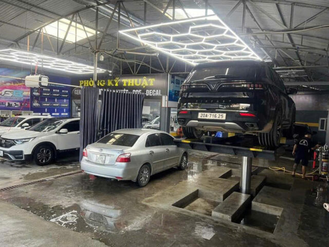 Thiết bị và dụng cụ được sắp xếp gọn gàng trong khu vực làm việc của tiệm rửa xe