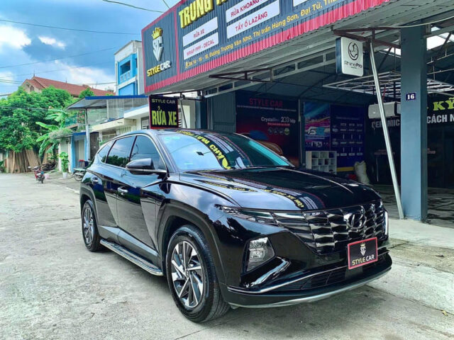 Nhân viên đang thực hiện các công đoạn chăm sóc xe tại xưởng Style Car