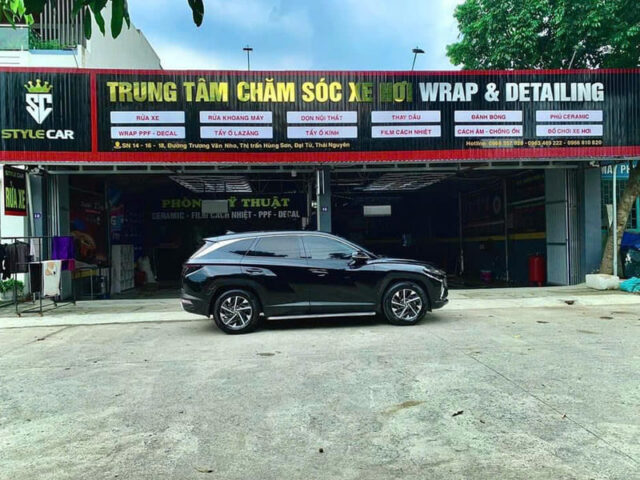 Khu vực đỗ xe và chờ tại tiệm rửa xe ô tô được bố trí rộng rãi, tiện lợi
