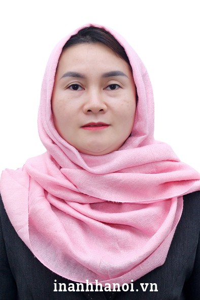 Chuyên gia chụp ảnh thẻ tại studio đảm bảo ảnh chuẩn quy định