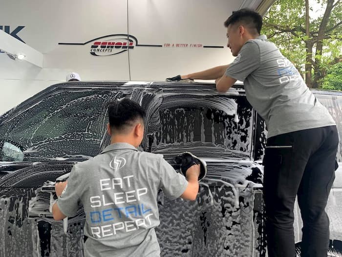 Dịch vụ chăm sóc và tẩy bụi sơn xe ô tô chuyên nghiệp tại trung tâm detailing