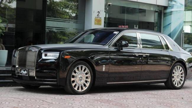 Rolls-Royce Phantom VIII EWB màu trắng đỗ trước một lâu đài cổ điển