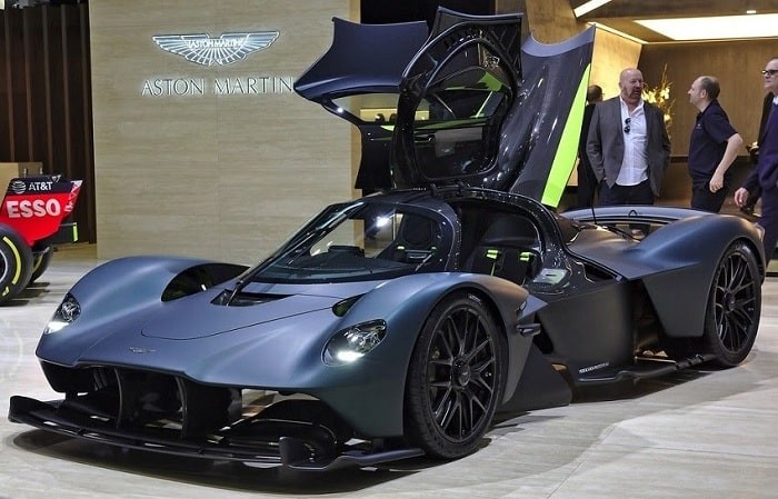 Aston Martin Valkyrie, một siêu phẩm trong thế giới siêu xe ô tô với thiết kế khí động học tương lai.
