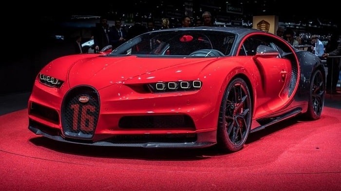 Bugatti Chiron Sport màu xanh nổi bật, đại diện cho những cỗ máy mạnh mẽ trong thế giới siêu xe ô tô.