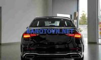 Chiếc Mercedes-Benz C300 AMG 2022 số tự động màu đen, một lựa chọn xe ô tô Class C giá rẻ đáng cân nhắc trên thị trường xe đã qua sử dụng.