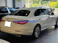Mercedes-Benz C200 Avantgarde 2025 màu trắng, thể hiện phong cách trẻ trung, là một trong những dòng xe ô tô Class C giá rẻ đáng cân nhắc.