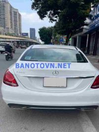 Hình ảnh một chiếc Mercedes-Benz C200 2016 máy xăng, cho thấy tiềm năng tìm được xe ô tô Class C giá rẻ với tình trạng tốt.