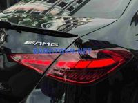 Góc chụp một chiếc Mercedes-Benz C300 AMG 2022 với thiết kế thể thao, thể hiện tiềm năng tìm xe ô tô Class C giá rẻ nhưng vẫn giữ được đẳng cấp.