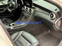 Chiếc Mercedes-Benz C300 AMG 2016 màu trắng, một minh chứng cho vẻ đẹp vượt thời gian của dòng xe ô tô Class C giá rẻ.