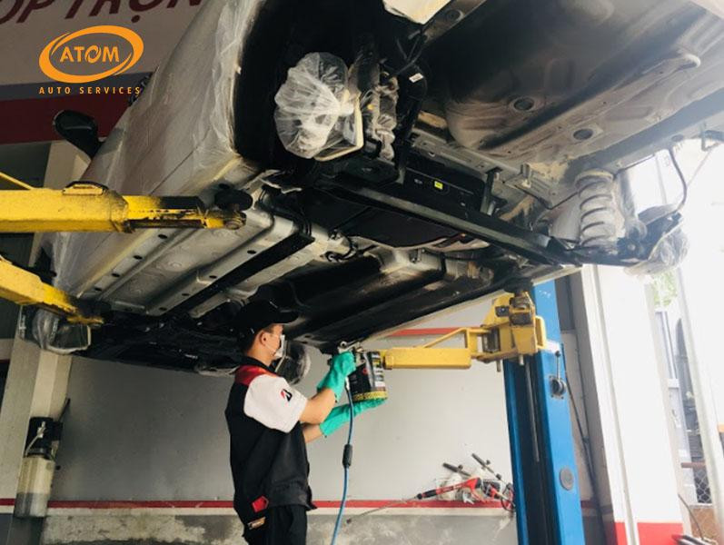 Bảo vệ gầm xe ô tô bằng phương pháp phủ gầm chất lượng cao