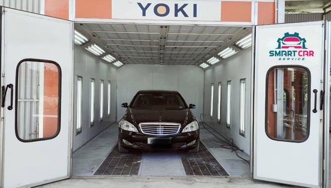 Kỹ thuật viên đang thực hiện sơn xe ô tô sơn gốc nước cao cấp cho xe Mercedes