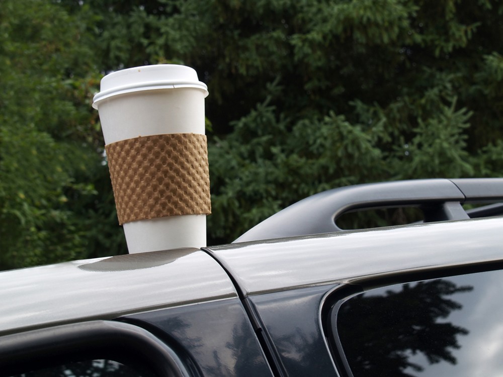 Đổ xăng hoặc đồ uống có caffeine lên sơn xe ô tô cần xử lý nhanh