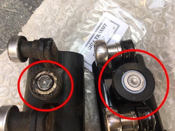 Cận cảnh ổ bi cửa trượt xe 16 chỗ bị mòn và biến dạng nghiêm trọng cần thay thế