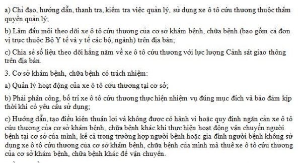 Bệnh nhân được chăm sóc trên cáng trong xe cứu thương, minh họa việc sử dụng thực tế các trang thiết bị y tế trên xe ô tô