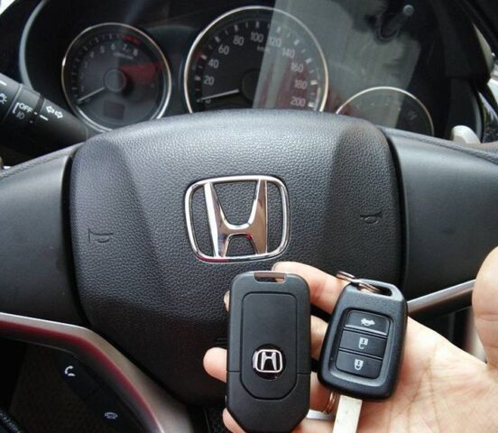 Kỹ thuật viên chuyên nghiệp sửa khóa xe ô tô tại chỗ