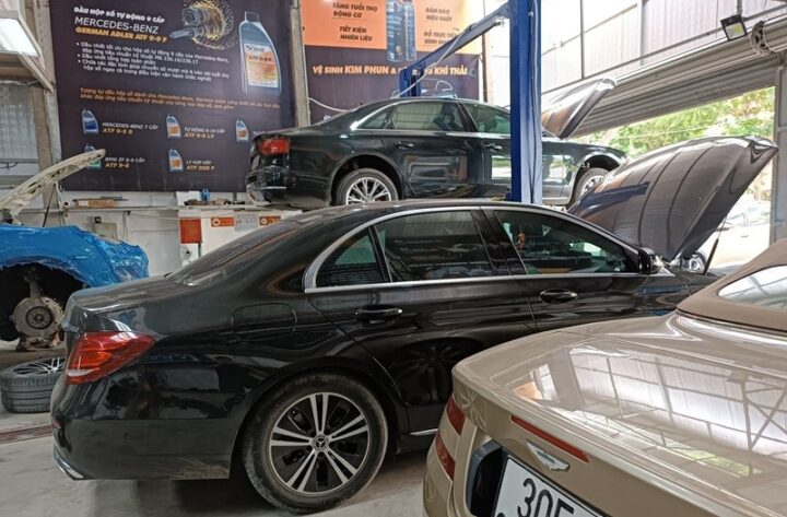 Kỹ thuật viên đang thay thế bình ắc quy, một nguyên nhân phổ biến khiến xe ô tô không đề được