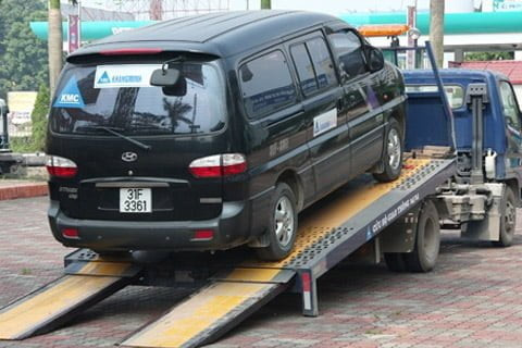 Thợ vá lốp xe ô tô Hà Nội di chuyển đến hiện trường
