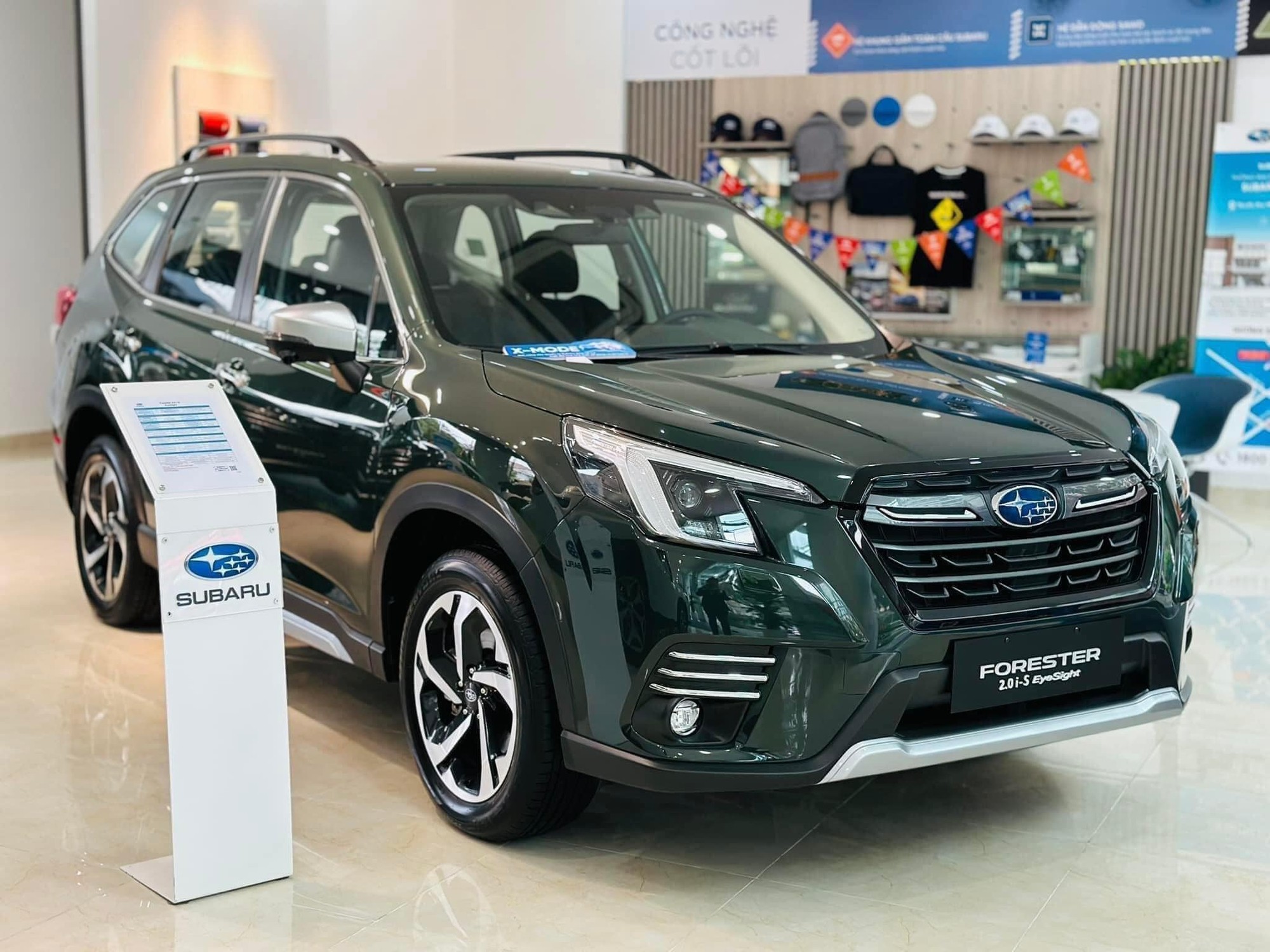 Subaru Forester màu xanh dương đang được giảm giá mạnh, chuẩn bị nhường chỗ cho phiên bản nhập Nhật trong phân khúc xe ô tô nhập khẩu.