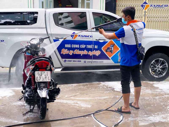 Thân súng rửa xe ô tô được thiết kế với tay cầm tiện lợi, chống trượt