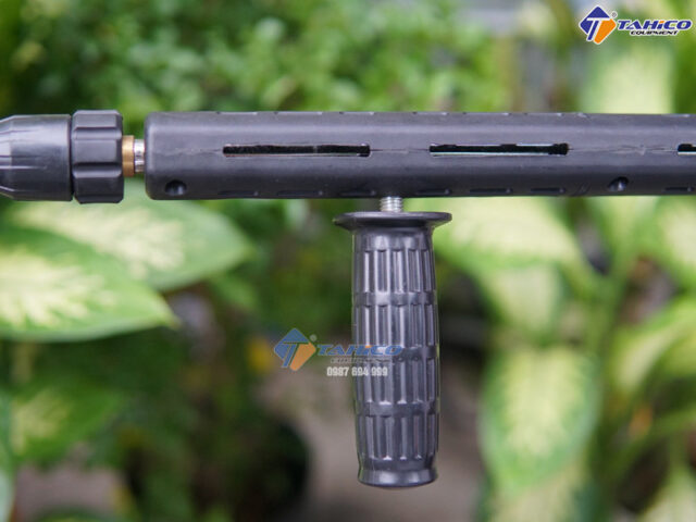 Tay cầm phụ trợ trên thân súng rửa xe ô tô giúp điều khiển dễ dàng hơn