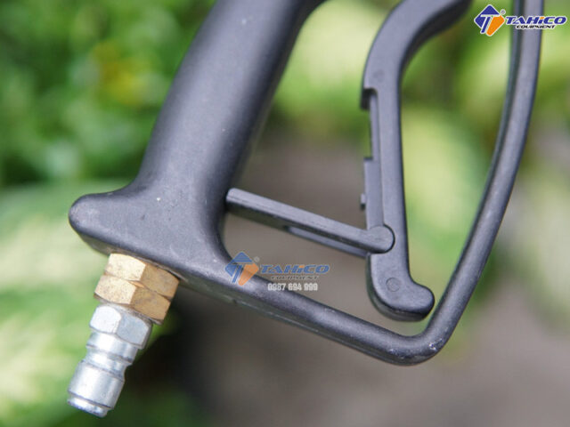 Cò súng rửa xe ô tô được trang bị khóa an toàn, đảm bảo sử dụng tiện lợi