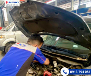 Khách hàng nhận tư vấn chính sách bảo hành xe ô tô Suzuki tại đại lý