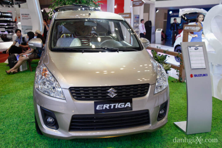 Suzuki Ertiga 2015 màu trắng, mẫu xe 7 chỗ thông minh và tiện nghi.