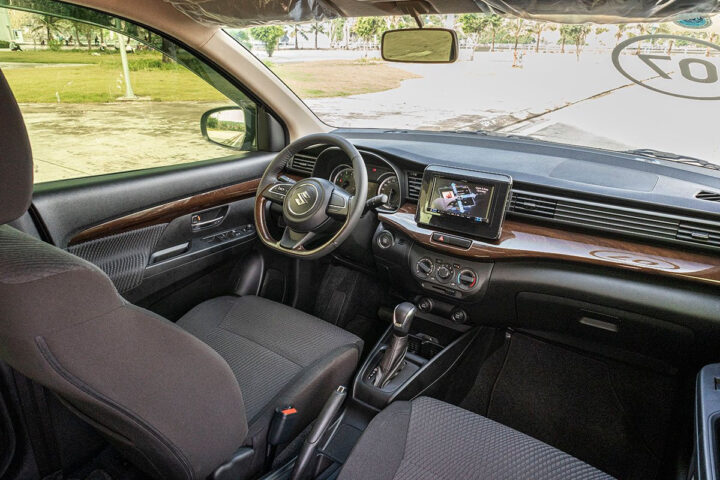 Hàng ghế sau của xe ô tô Suzuki Ertiga với không gian rộng rãi