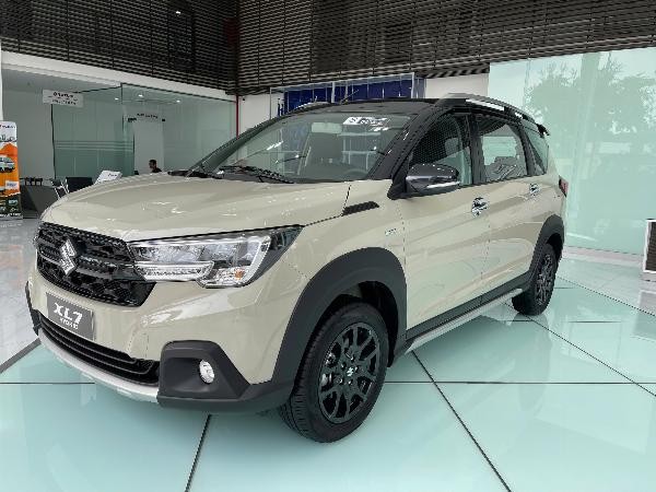 Giá xe ô tô Royal Suzuki XL7 Hybrid mới 2 tông màu