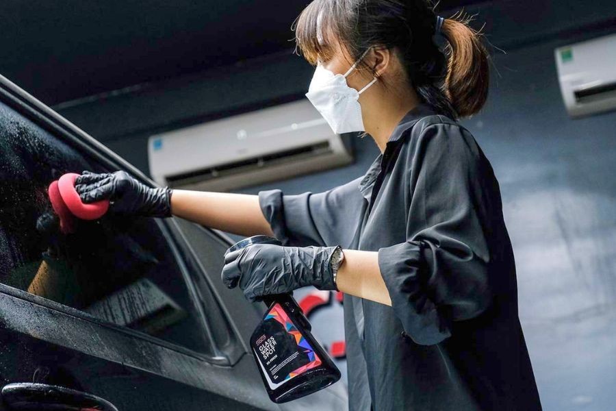 Kính chắn gió ô tô sáng bóng sau khi được rửa sạch, đảm bảo tầm nhìn an toàn