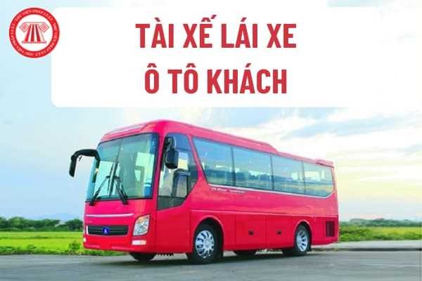 Tài xế điều khiển xe ô tô khách 50 chỗ trên đường