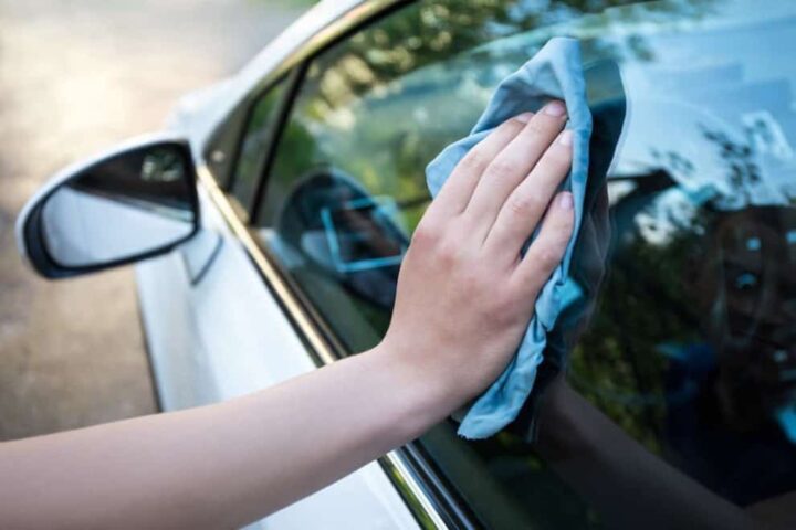 Kỹ thuật viên chuyên nghiệp xử lý bụi bám trên thân xe ô tô