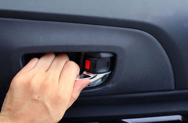 Tay nắm cửa xe ô tô bị kẹt, gãy hoặc hư hỏng khiến không mở được cửa