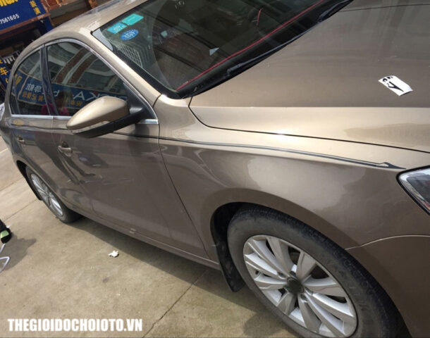 Decal chỉ viền màu đỏ tươi, một lựa chọn phổ biến để trang trí ngoại thất xe ô tô.