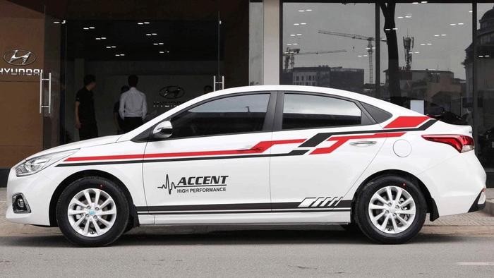 Dán giấy dán xe ô tô Accent với tem sườn hiện đại
