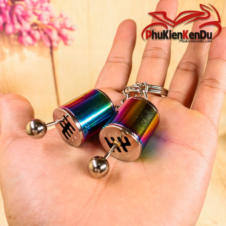 Móc khóa cần số ô tô màu đỏ nổi bật với thiết kế thể thao