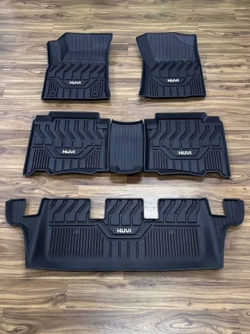 Thảm lót sàn HUVI lắp đặt vừa khít khoang lái của xe ô tô Innova 7 chỗ, tăng tính thẩm mỹ