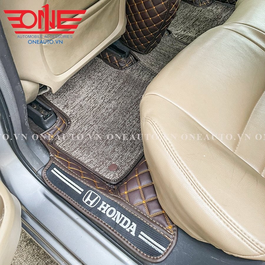 Hàng ghế thứ hai của Honda Civic 2007 sau khi lắp thảm lót sàn 8D