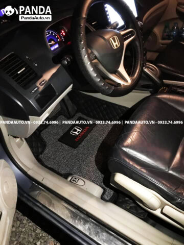 Nội thất và thảm lót sàn xe ô tô Honda Civic cũ giúp bảo vệ không gian xe